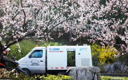 pp电子路面养护车在华东某地景物区作业