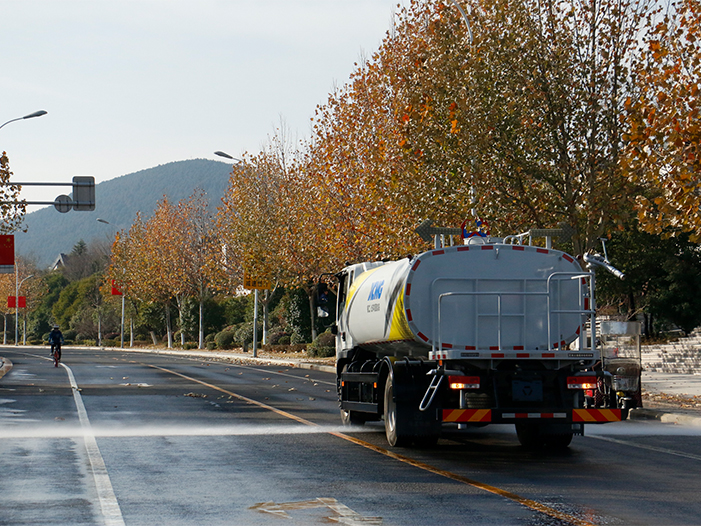 pp电子洒水车在徐州珠山路洒水作业
