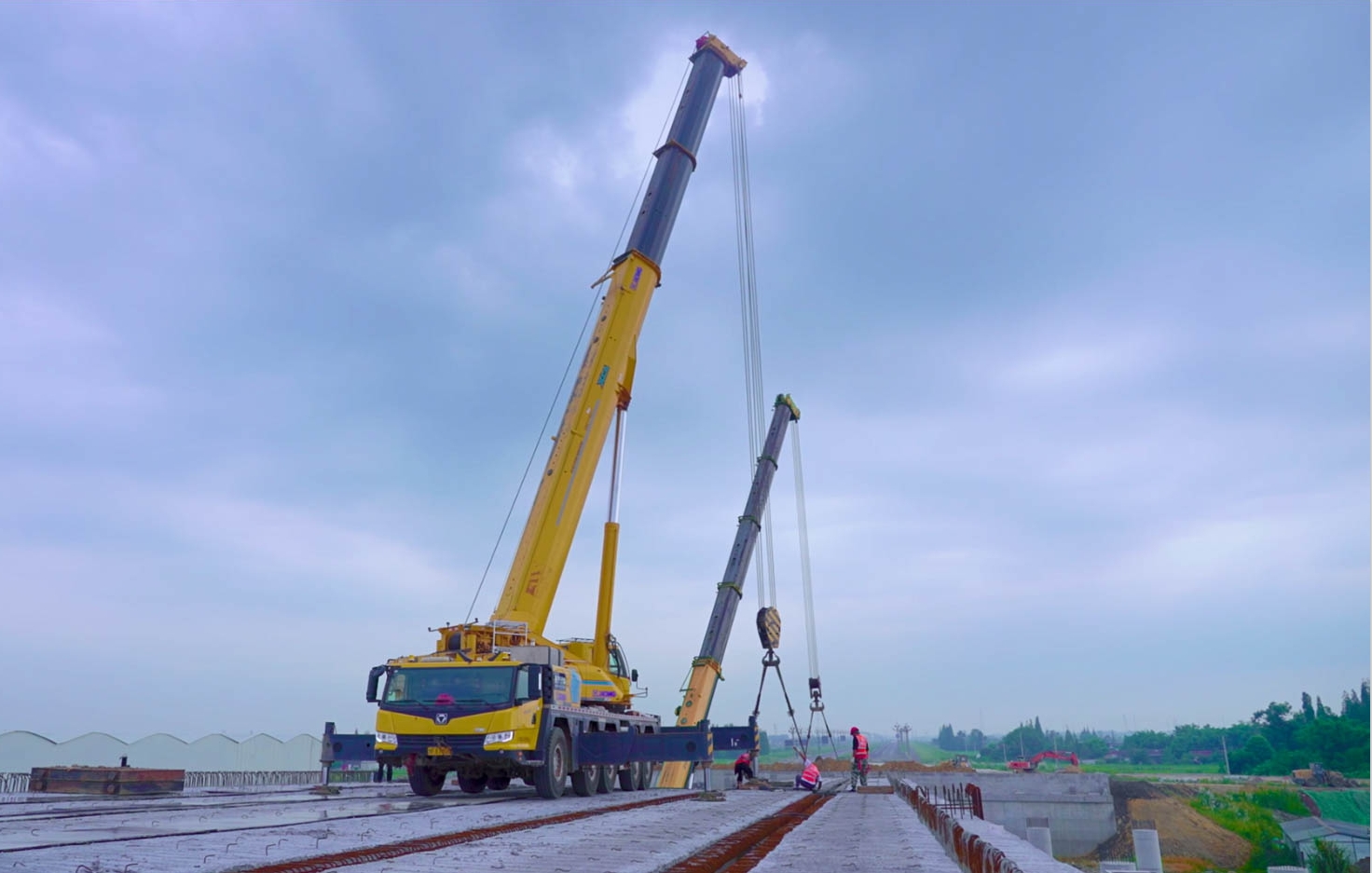 空中对飞接力！pp电子三款百吨级携手抬吊！