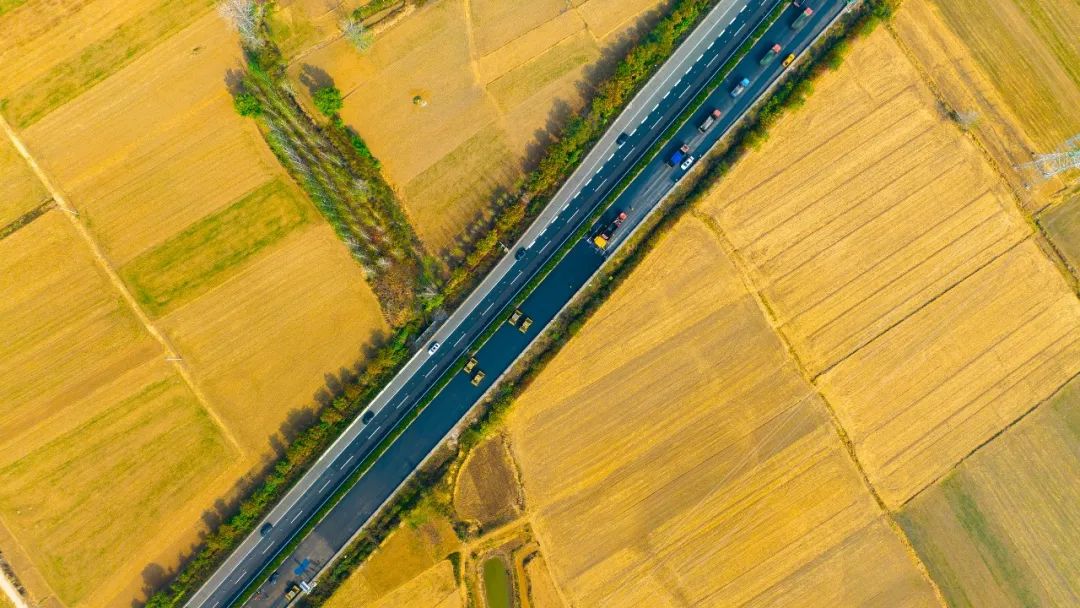 扬民族自信！pp电子成套沥青路面装备助力家乡高速建设！