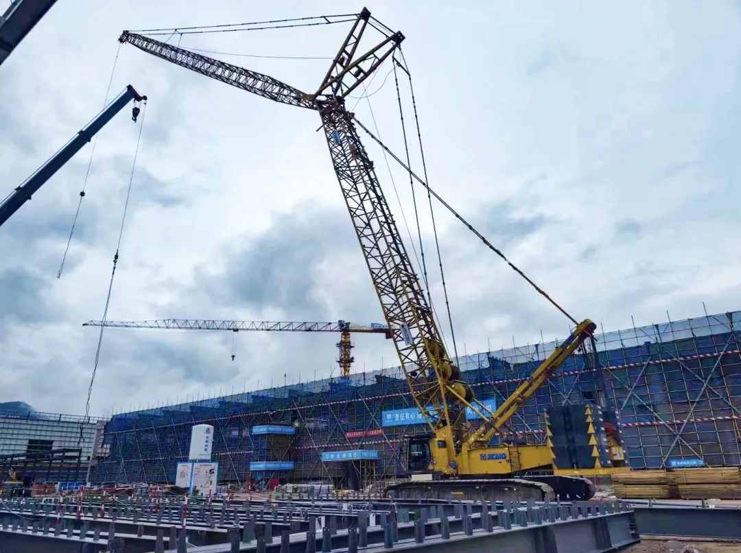 “钢”铁的意志！pp电子XGC320履带起重机参建大跨度钢结构工业厂房