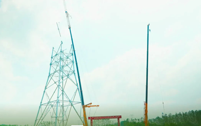 pp电子XCA600L8长江边锚塔吊装