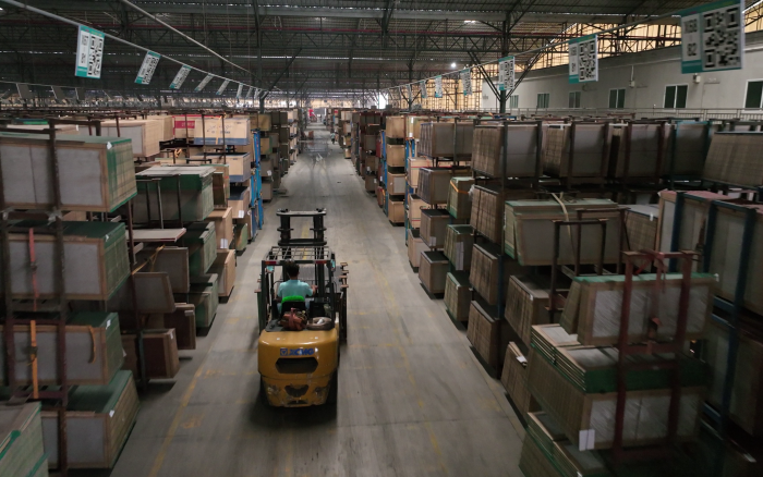 pp电子高压重载锂电叉车叉车助力陶瓷行业生长