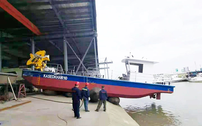 pp电子定制化船用起重机举行海上作业