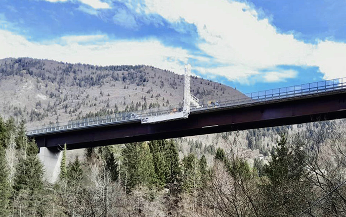 背靠阿尔卑斯山脉，，，，，，，pp电子桥梁检测车“C位”打卡