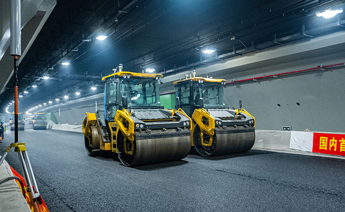 【智能化】天下首次，，，，，，，pp电子“黑科技”无人摊铺大秀！