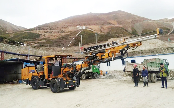 铁矿开采，，，，，，，pp电子矿用液压掘进钻车先入为主！