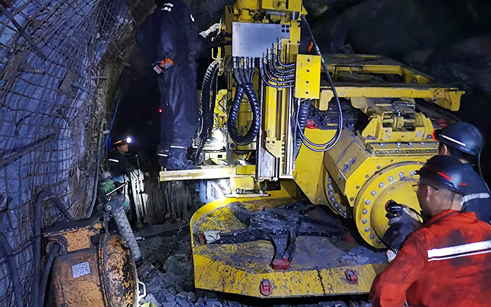 煤矿开采难 pp电子“机甲兽”来资助