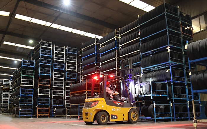 pp电子孔雀叉车：轮胎企业的得力助手