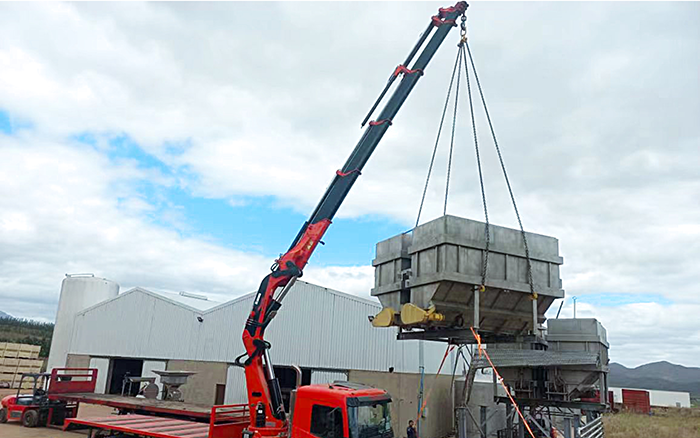 pp电子SQZ660折叠臂随车起重机助力外洋某酿酒工厂搬家转运