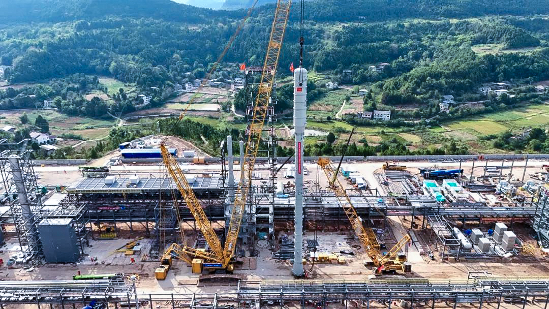 一次性乐成！pp电子履带兄弟助力大型油气田最长整体塔类吊装
