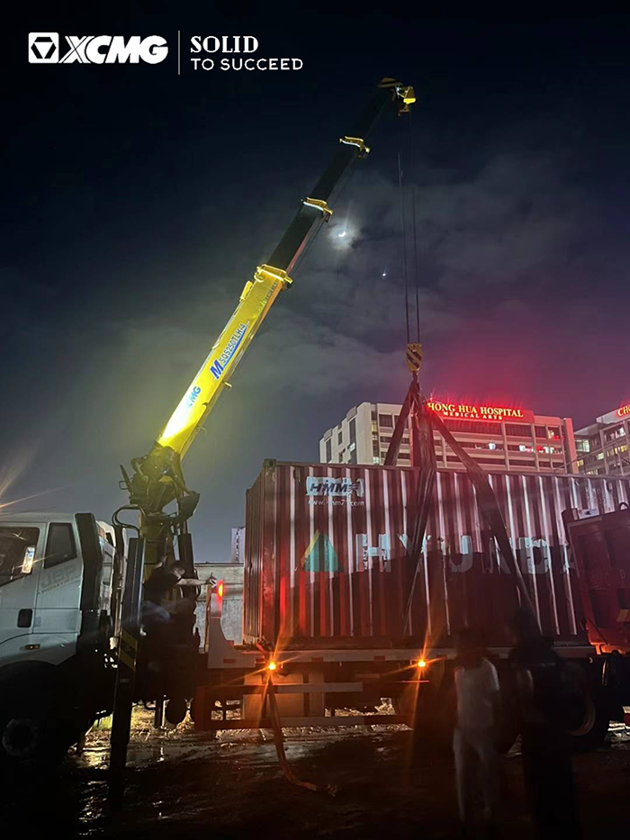 pp电子随车起重机在东南亚精彩完成集装箱转运施工