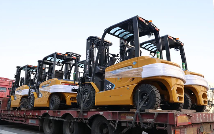 开门红！百余台pp电子新能源叉车赴广东→