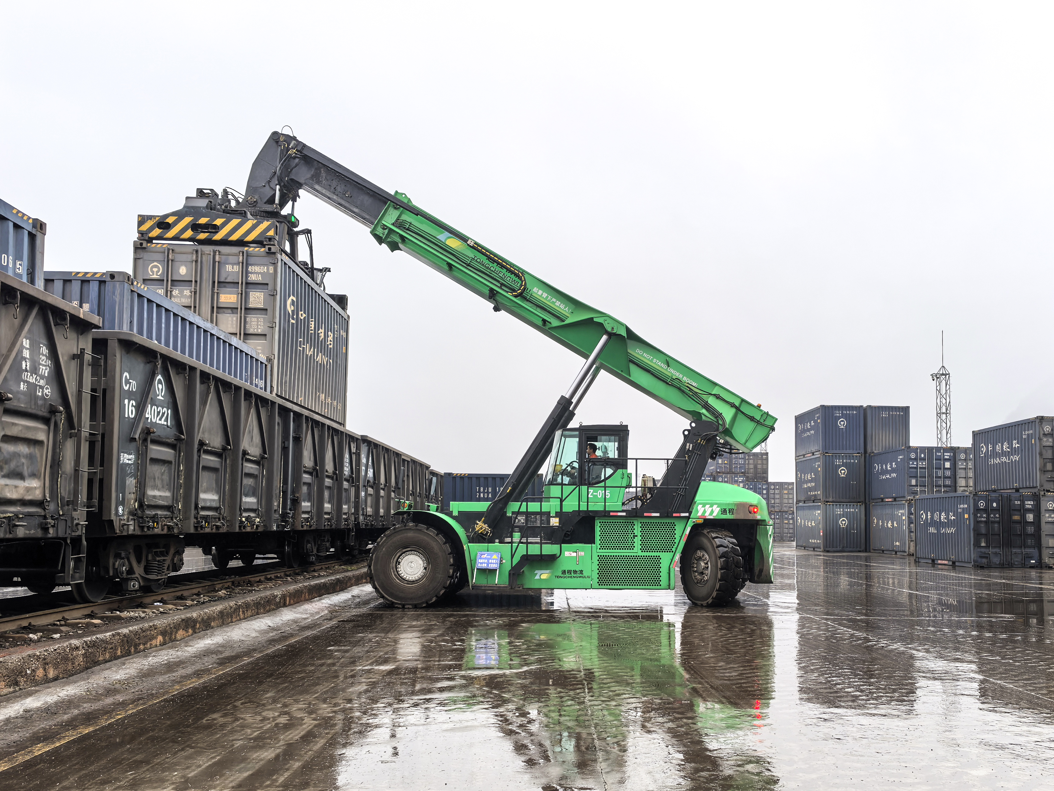 pp电子纯电动正面吊在华南某铁路货场交出“低碳答卷”