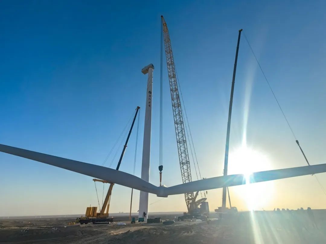 “零误差”！西北沙漠现风电“超等大片”，，，，，，，，pp电子XLC18000M领衔多机协同吊装