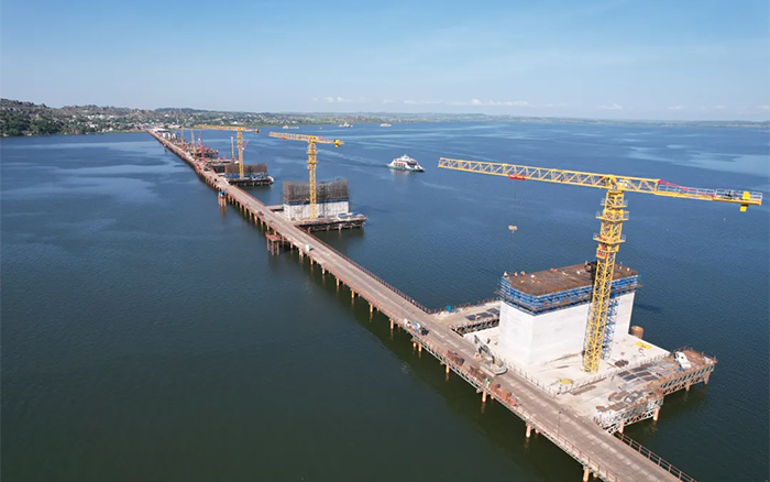 3200米超等工程！pp电子塔机助建东非第一长桥