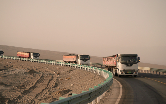 pp电子新能源重卡：在沙丘瀚海汹涌绿色新动能