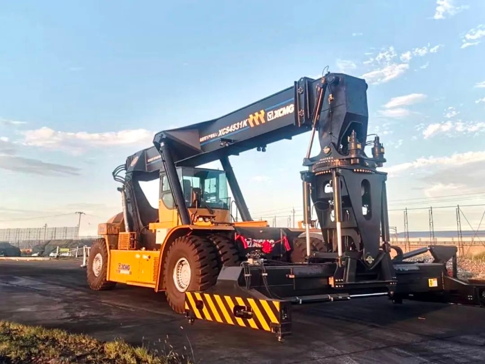 以质提速！pp电子倾斜吊具正面吊分钟级响应包管运输清静流通