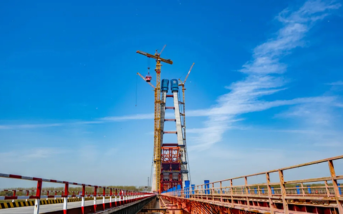 全球最大塔机亮相央视！pp电子助力马鞍山长江大桥主塔吊装