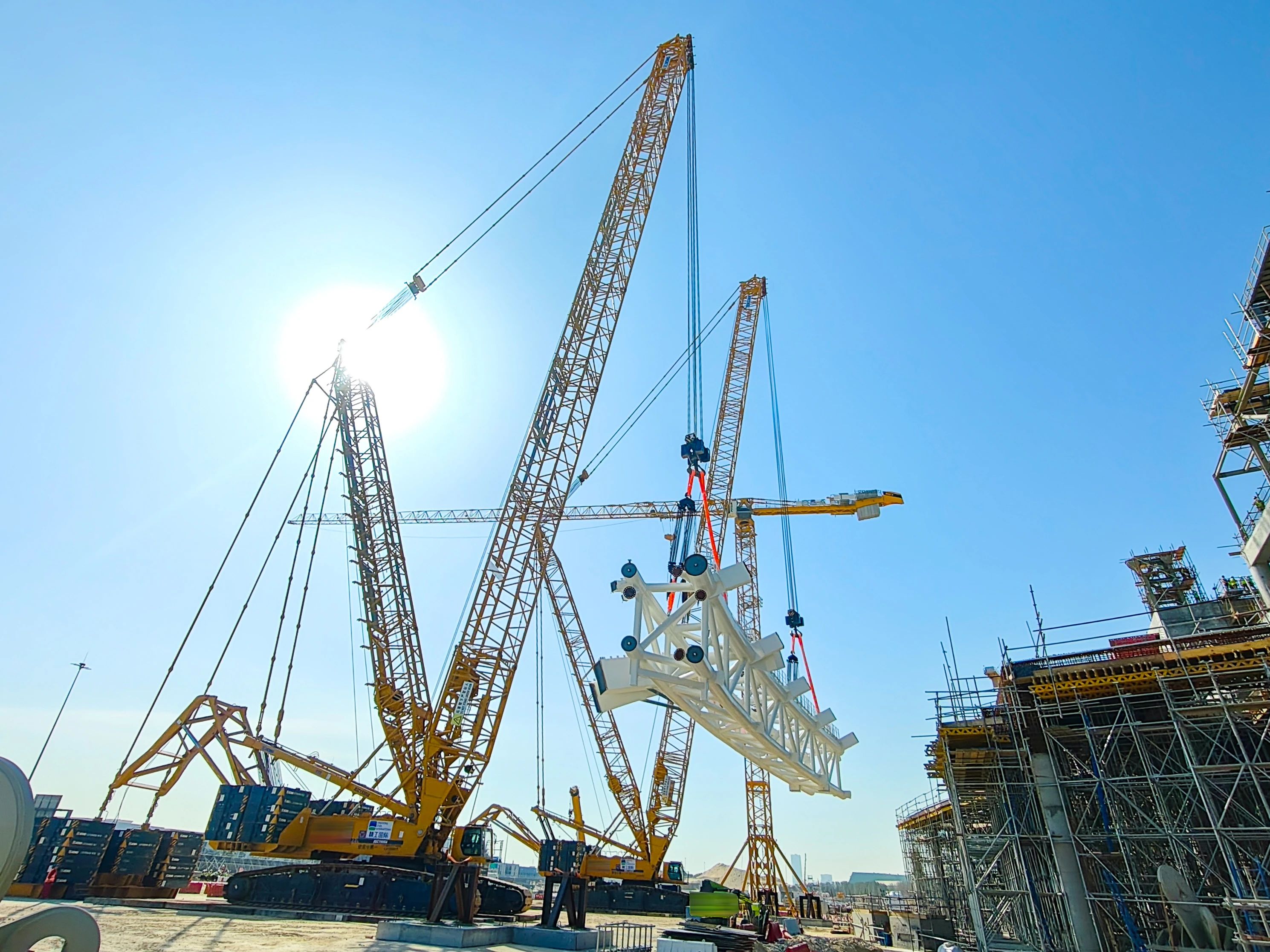 毫米级精度托举天下杯梦想——pp电子履带起重机奋战沙特！