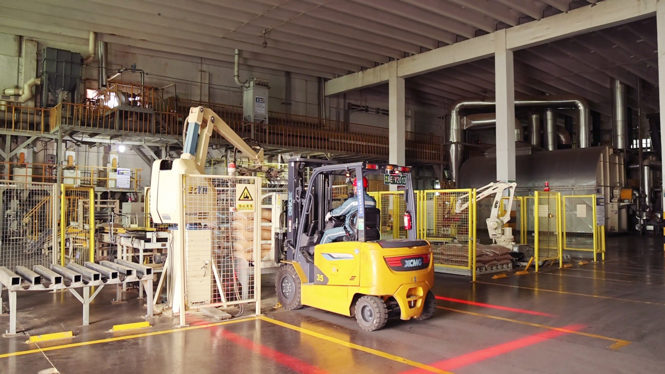 pp电子鲲鹏系列新能源叉车，，，，，食物厂物料搬运新计划