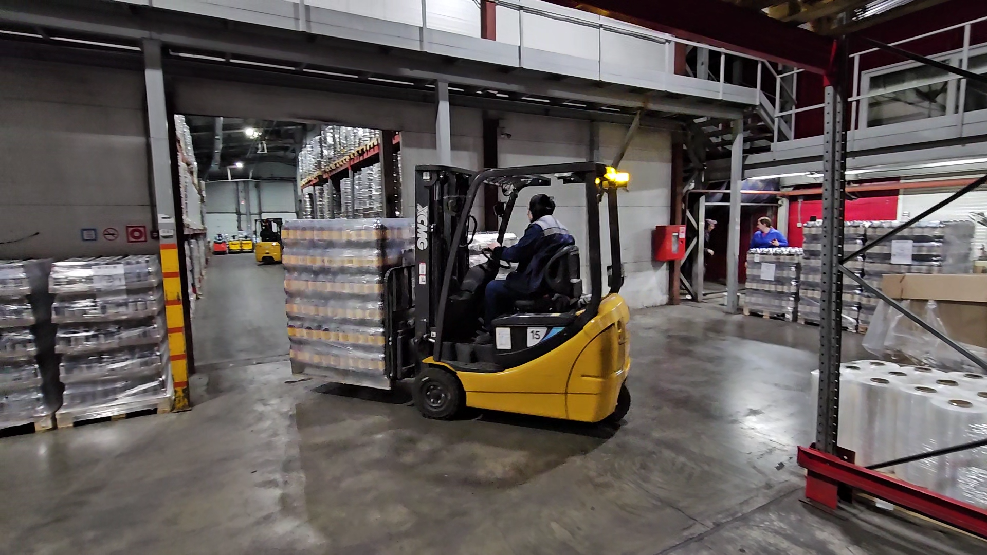 狭窄空间搬运利器！pp电子三支点平衡重叉车