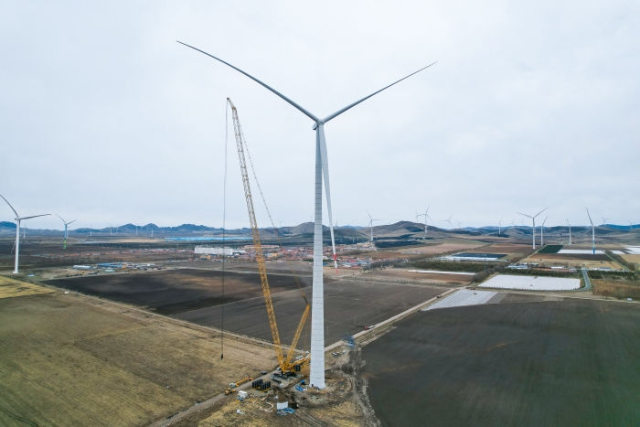 高空之巅，，，，，，，，再铸荣光！XLC18000M助力大型风电场首台185米风机乐成吊装