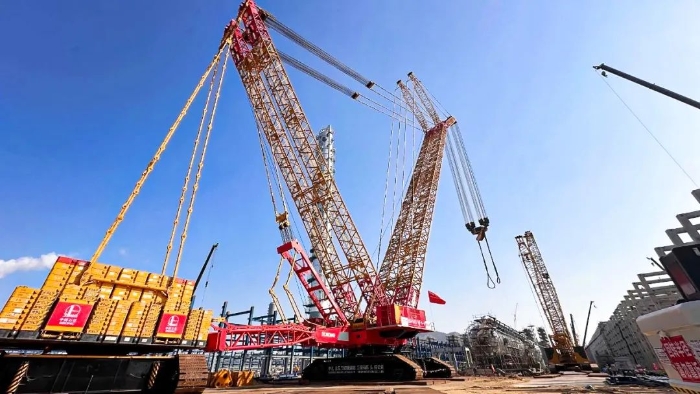 全球首台问世的4000吨履带式起重机，，，，，，，，再创海内吊装新纪录！