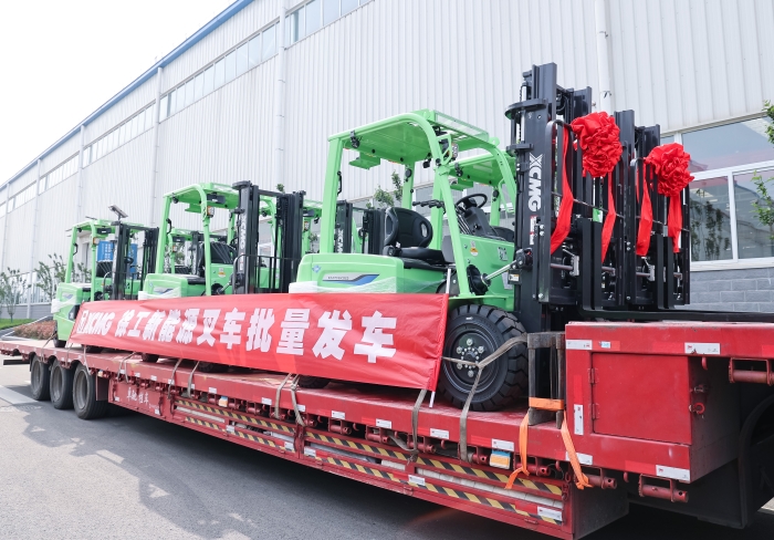 pp电子鲲鹏系列电动平衡重叉车，，，，，再掀浦东货运站高效物流新篇