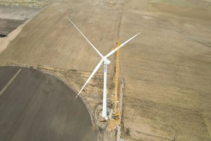 高空之巅，，，，，，，，再铸荣光！XLC18000M助力大型风电场首台185米风机乐成吊装